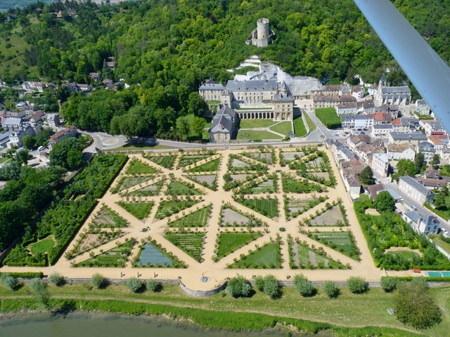 Surplombez les terres du château de La Roche Guyon.