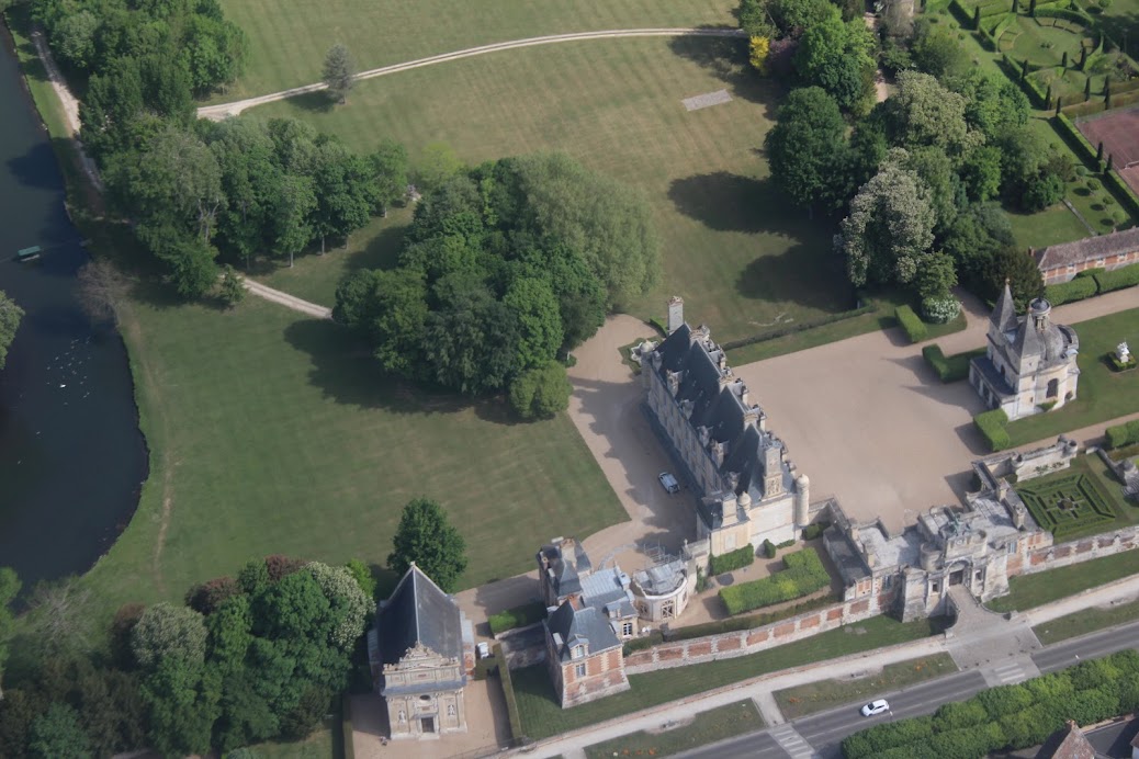 Nous vous ferons survoler le château de Diane de Poitiers.