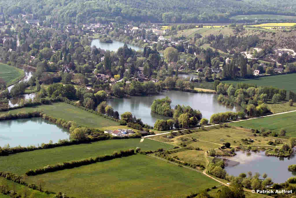 La vallée de l'Eure Vallée de l'Eure de Pacy sur Eure vue du ciel.