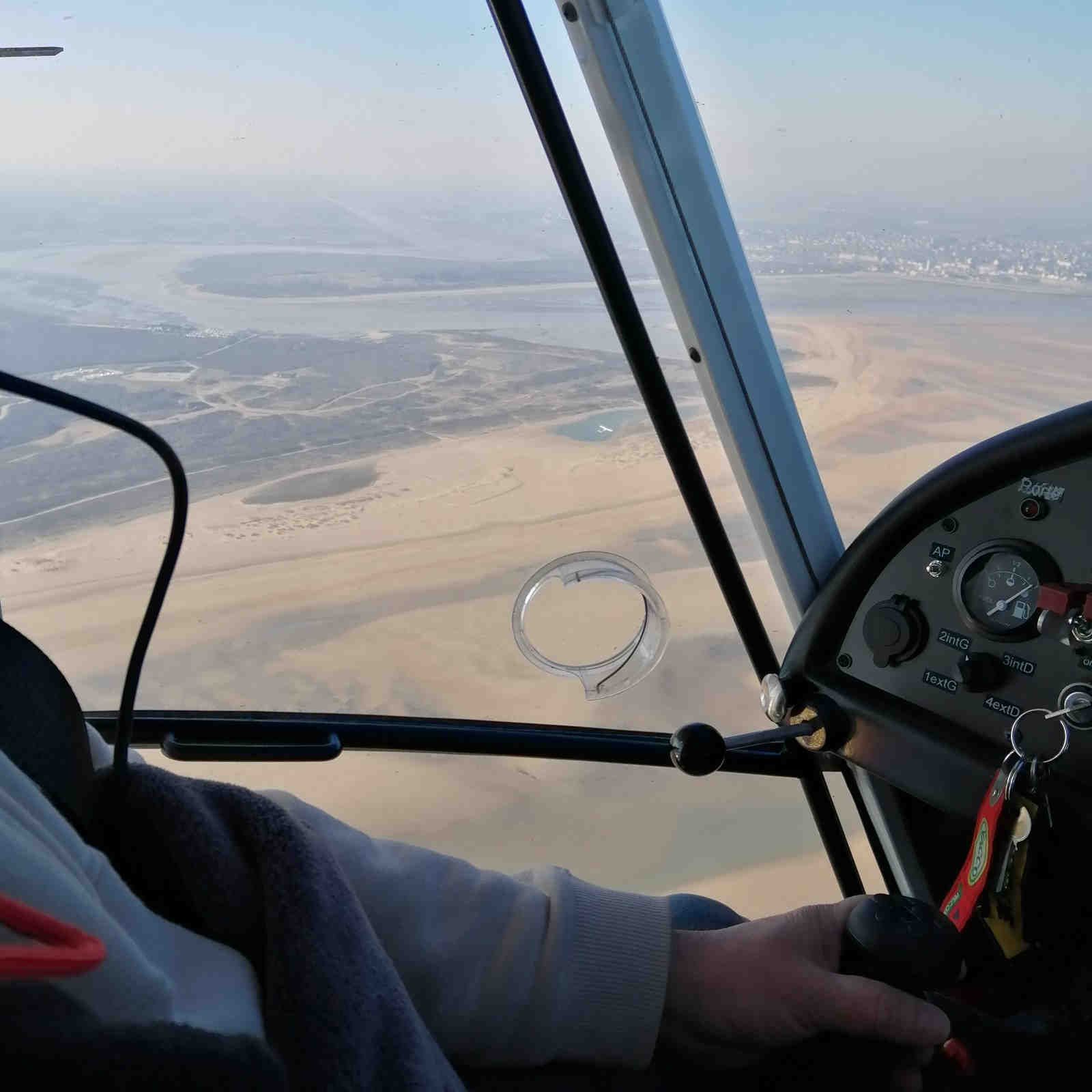 Intérieur d'un avion en vol Paysage aérien pris à l'intérieur de l'avion.