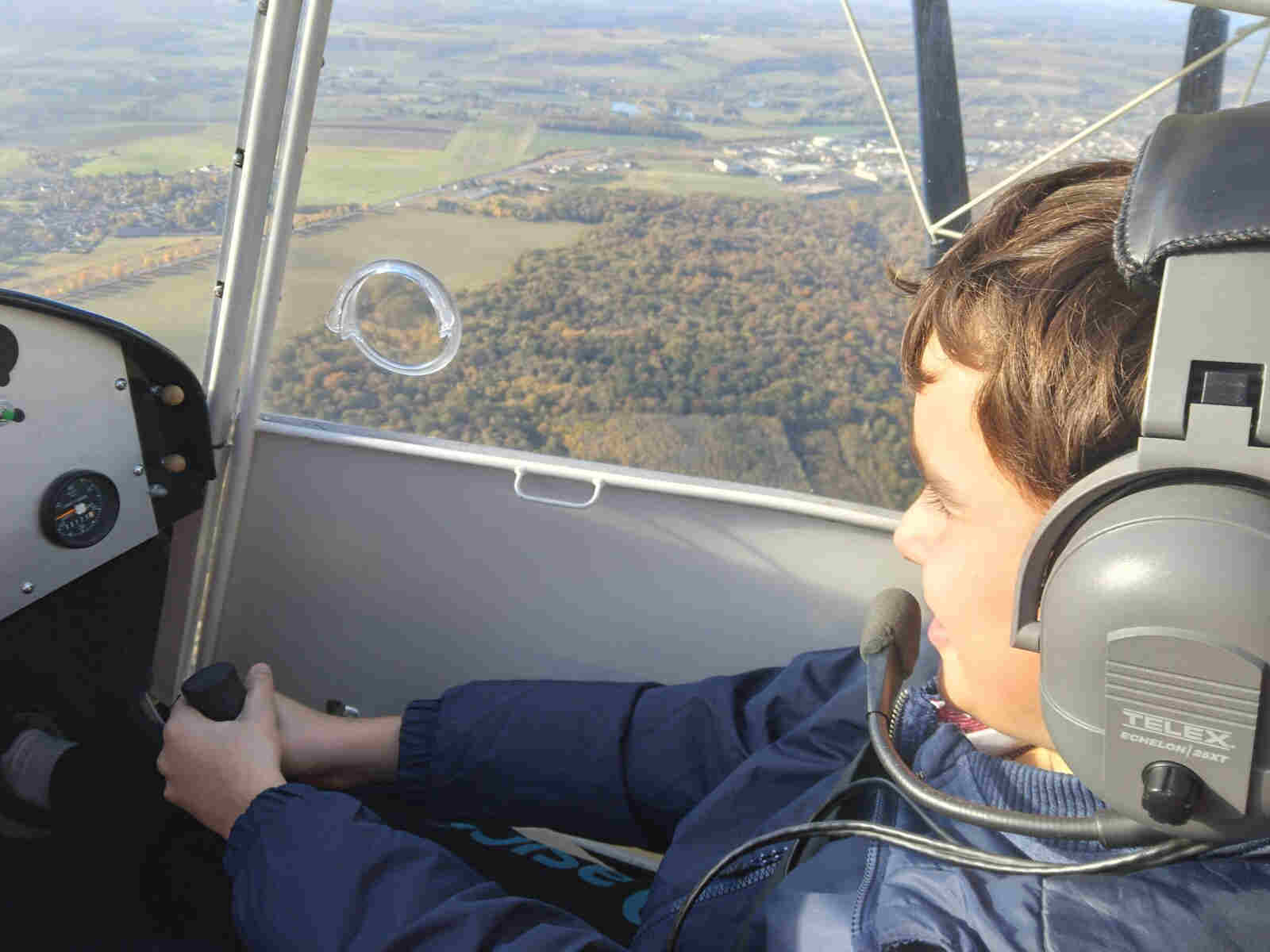 Enfant pilote prenant les commandes.
